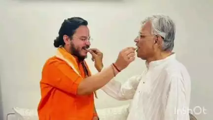 कर्वी: तुलसी पीठ के उत्तराधिकारी आचार्य रामचन्द्रदास ने पद्म श्री से सम्मानित डॉ. बीके जैन से मिलकर दी बधाई