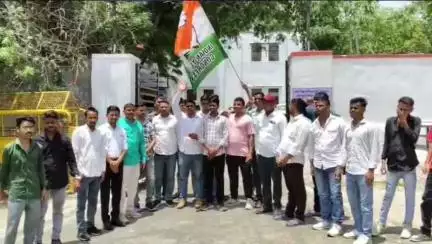 डूंगरपुर: यूथ कांग्रेस डूंगरपुर ने बीमा योजना लागू करने की मांग को लेकर कलेक्ट्रेट के बाहर दिया धरना, कलेक्टर को सौंपा ज्ञापन