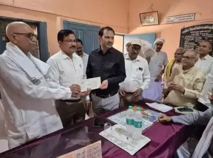उरई: उरई में सैन्य कल्याण कोष में पेंशनर्स संघ ने 51 हजार का सहयोग दिया, जिला अधिकारी को सौंपी चेक