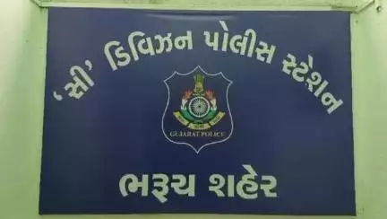 ભરૂચ: ઝાડેશ્વર રોડ ઉપર મોબાઈલ દુકાનમાં કામ કરતો ઇસમ સામાન મળી કુલ 27 હજારથી વધુનો મુદ્દામાલની ચોરી કરતા રંગેહાથ ઝડપાયો