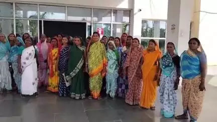 बालाघाट: गोदरी गांव की महिलाओं ने शराब बिक्री व जुआ खेलने पर रोक लगाने के लिए खोला मोर्चा, कलेक्टर को सौंपा ज्ञापन
