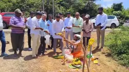 ಮಡಿಕೇರಿ: ಗಾಳಿಬೀಡು ಗ್ರಾಮದ ಕೋಳಿಗೂಡು ರಸ್ತೆ ಕಾಮಗಾರಿಗೆ ಗುದ್ದಲಿಪೂಜೆ ನೆರವೇರಿಸಿದ ಶಾಸಕ ಮಂತರ್ ಗೌಡ