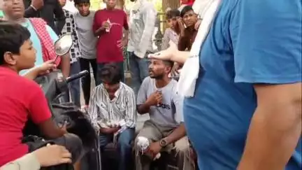 बीकानेर: रतन बिहारी पार्क के पास बाइक चोरी के शक में लोगों ने 2 युवकों को पकड़ा,  पुलिस को सौंपा