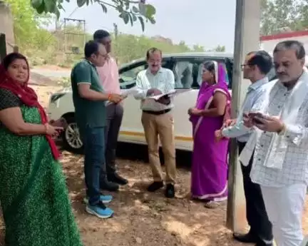 निवाड़ी: फोकल सामूहिक दवा सेवन अभियान: पर्यवेक्षण दल ने जिले में प्रगति का किया भ्रमण