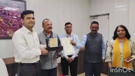 रायसेन: सशस्त्र सेना झंडा निधि में योगदान के लिए राज्यपाल ने रायसेन के ज़िला कलेक्टर को प्रशस्ति पत्र देकर किया सम्मानित