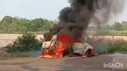 हरदोई: पिहानी रोड पर भूरा टीकुर गांव के पास चलती कार में अचानक लगी आग, युवक ने गाड़ी से कूदकर बचाई जान