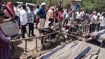 राहतगढ़: सड़क दुर्घटना में 3 लोगों की मौत का मामला; चंद्रापुर में लोगों ने शवों को रोड पर रखकर लगाया जाम, मुआवज़े की मांग की