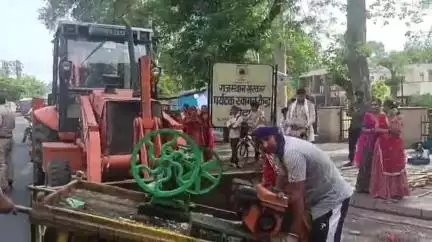 लाडपुरा: कोटा में अतिक्रमण विभाग की टीम ने नयापुरा रोड पर सभी गन्ने की रस की दुकाने हटाई, पुलिस का भारी जाप्ता रहा मौजूद
