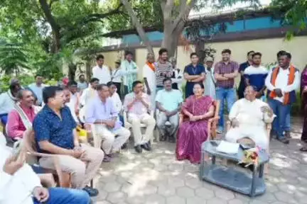 बलरामपुर: गृह ग्राम सनावल में कृषि मंत्री नेताम ने लगाया दरबार, पार्टी के नेताओं से की मुलाकात और लोगों की समस्याएं सुनीं