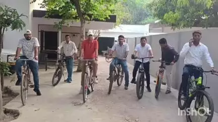 जलालाबाद: गांव गुरुगवां में साइकिल से निरीक्षण करने पहुंचे एसडीएम दुर्गेश यादव और लेखपालों की टीम