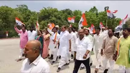 पडरौना: तमकुहीराज में शिक्षिका की मौत पर कांग्रेस ने कलेक्ट्रेट पर किया हंगामा, मजिस्ट्रेटियल जांच व ₹25 लाख मुआवजे की मांग