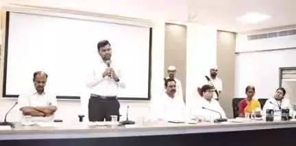 గద్వాల్: కేంద్ర, రాష్ట్ర ప్రభుత్వాలు అందిస్తున్న సంక్షేమ పథకాలను సద్వినియోగం చేసుకోవాలి: జిల్లా కలెక్టర్ సంతోష్ కుమార్