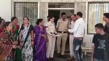 मुलताई: गुमशुदा महिला की तलाश की मांग को लेकर वार्ड पार्षद और शहीद नगर वासियों ने थाना प्रभारी को ज्ञापन सौंपा