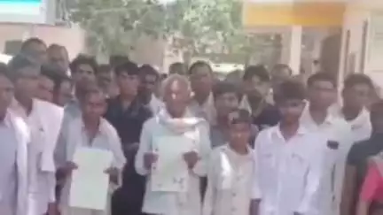 करौली: मोहनपुरा के कोली समाज के लोगों ने जमीन से अतिक्रमण हटाने की मांग को लेकर कलेक्ट्रेट पर किया प्रदर्शन, DM को सौंपा ज्ञापन