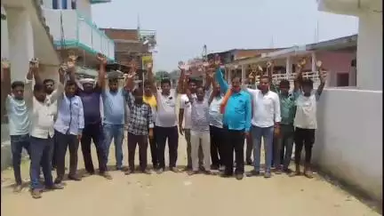 दुधि: बभनी में जर्जर सड़क और टूटी पुलिया से परेशान ग्रामीणों ने शिव मंदिर के पास प्रदर्शन कर निर्माण की उठाई मांग #jansamasya