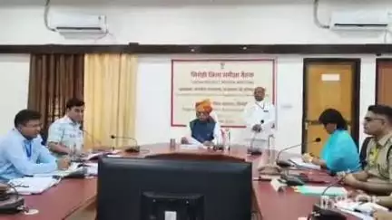 सिरोही: राज्यपाल हरिभाऊ बागड़े ने सिरोही दौरे के दौरान जिला परिषद सभागार में अधिकारियों की ली बैठक