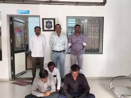 અમરેલી જિલ્લાના અડતાળા ગામની સિમમાંથી જુગાર ચાર શખ્સોને ઝડપી લેતી પોલીસ:અન્ય ૪ ફરાર