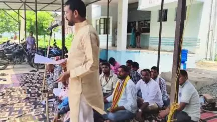 बिजली कटौती के विरोध में बिजली विभाग के सामने धरना कार्यक्रम।