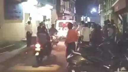 शिरोळ: कुरुंदवाड आठवडी बाजारात गर्दीचा फायदा घेऊन मोबाईल चोरताना दोघा चोरट्याने पकडून नागरिकांनी केली धुलाई