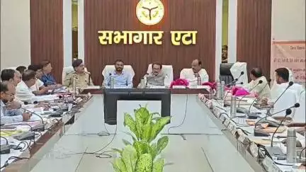 एटा: केंद्रीय मंत्री एसपी सिंह बघेल ने एटा में जिला प्रशासन के अधिकारियों के साथ कलेक्ट्रेट सभागार में बैठक की, दिए निर्देश