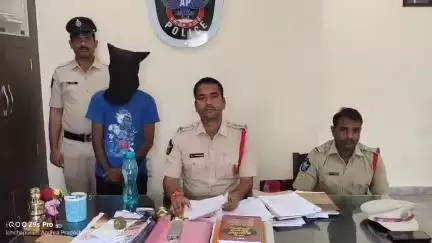 శ్రీకాకుళం: ఇచ్చాపురం రైల్వే స్టేషన్ వద్ద 17 కేజీల 450 గ్రాములు గంజాయిని నిందితున్ని అదుపులోకి తీసుకున్న సిఐ చిన్నం నాయుడు