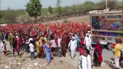 आमेट: आमेट के बिकावास में देवनारायण मंदिर की प्राण प्रतिष्ठा के मौके पर निकाली गई भव्य विशाल कलश यात्रा