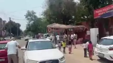 पंचकूला: पंचकूला सेक्टर 4 में निर्जला एकादशी पर पंचकूला ट्रैफिक पुलिस ने ठंडा शरबत और प्रसाद बांटा
