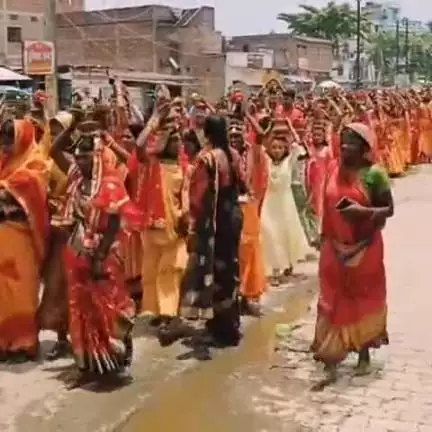 बेलदौर: सड़कपुर गांव में नवनिर्मित बजरंगबली मंदिर में प्राण प्रतिष्ठा के लिए भव्य कलश शोभायात्रा निकाली गई, रामधुनी यज्ञ शुरू