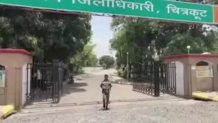 कर्वी: अपने जिंदा होने की गुहार लगाते हुए, हाथ में तख्ती लेकर पहाड़ी रेहुटा निवासी व्यक्ति पहुंचा डीएम कार्यालय