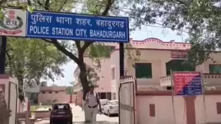 बहादुरगढ़: गश्त के दौरान पुलिस अधिकारी से दुर्व्यवहार और सरकारी ड्यूटी में बाधा डालने के मामले में दो आरोपी गिरफ्तार