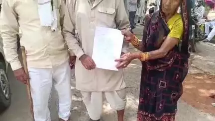 महोबा: अजनर में 86 वर्षीय बुजुर्ग ने नाती पर चेक धोखाधड़ी का आरोप लगाते हुए डीएम से न्याय की गुहार लगाई