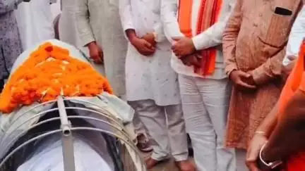 ବରଗଡ: ବରଗଡ଼ ବିଧାୟକ ପୂର୍ବତନ ବିଜେପି ବିଧାୟକଙ୍କୁ ତାଙ୍କ ସୋହେଲା ସ୍ଥିତ ବାସଭବନରେ କଲେ ଶ୍ରଦ୍ଧାଞ୍ଜଳି ଅର୍ପଣ