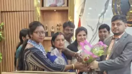 बलियापुर: प्रखंड प्रमुख ने धनबाद डीसी का बुके देकर किया स्वागत, विकास योजनाओं को धरातल पर उतारने की मांग