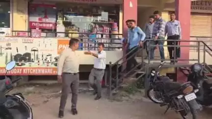 નડિયાદ: સતત ત્રીજા દિવસે મનપાની વેરા વસૂલાતની ટીમ દ્વારા આ કામગીરી યથાવત, શીતવંદન કોમ્પલેક્ષમાં પાંચ દુકાનો સીલ કરાઈ