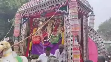 குறிஞ்சிப்பாடி: ஆபத்தாரபுரத்தில் பச்சை அம்மன் கோவில் தீமிதி திருவிழா நடைபெற்றது ஏராளமான பக்தர்கள் தீ மிதித்து நேர்த்தி கடன் செலுத்தினர்