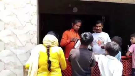धनौरा: गजरौला बस्ती स्थित हनुमान मंदिर पर गर्मी से बेहाल लोगों को कराया गया शरबत वितरण
