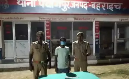 पयागपुर: पयागपुर पुलिस ने प्रतिबंधित चाकू के साथ एक व्यक्ति को किया गिरफ्तार