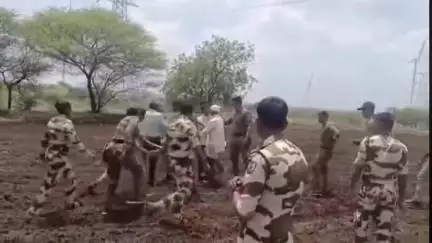 वाशी: पवनचक्कीच्या गुंडांची दादागिरी वाशी तालुक्यात शेतकऱ्यांवर अन्याय, व्हिडिओ व्हायरल