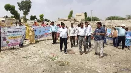बीदासर: छापर स्थित गांधी सरोवर तालाब पर नगरपालिका के कार्मिकों ने किया श्रमदान