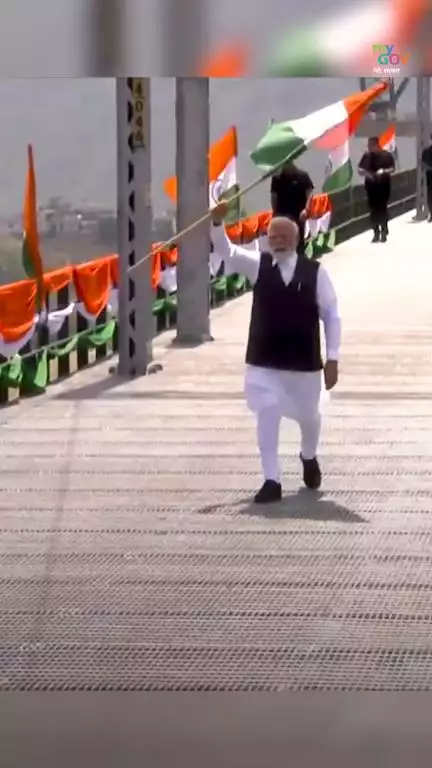 World's Highest Rail Bridge Now LIVE!

PM Modi hoists Tiranga on Chenab Bridge— Katra to Srinagar now just a train away!