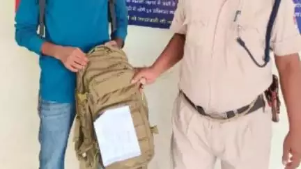 गया टाउन सीडी ब्लॉक: गया रेलवे जंक्शन पर आरपीएफ टीम ने हावड़ा सुपरफास्ट एक्सप्रेस में यात्री का छूटा सामान सुपुर्द किया