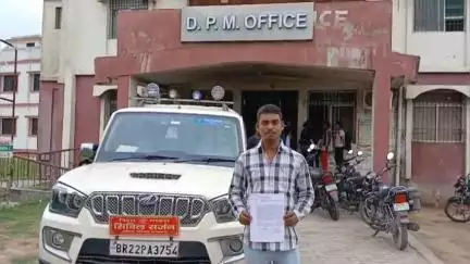 बेतिया: सिविल सर्जन कार्यालय में पीड़ित पति ने निजी क्लीनिक के डॉक्टर पर कार्रवाई के लिए सिविल सर्जन को दिया ज्ञापन