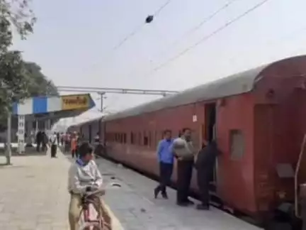 लंभुआ: बीती रात पखरौली रेलवे स्टेशन पर ट्रेन की चपेट में आया युवक, वाराणसी-सुलतानपुर पैसेंजर से उतरते समय कटा पैर, लखनऊ रेफर