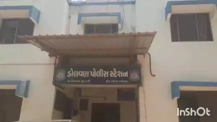 ડોલવણ: ડોલવણ તાલુકાના પદમડુંગરી ગામની સીમમાં અંબિકા નદીના બ્રિજ પર અકસ્માત થતા યુવકનું મોત નિપજ્યું.