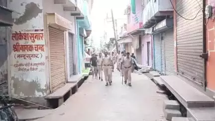 नगर: ईद के त्यौहार को देखते हुए पुलिस ने मुख्य बाजार में निकाला फ्लैग मार्च शांति से त्यौहार मनाने के लिए किया जागरूक
