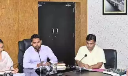 चतरा: चतरा समाहरणालय स्थित सभा कक्ष में उपायुक्त सह जिला निर्वाचन पदाधिकारी की अध्यक्षता में बैठक हुई