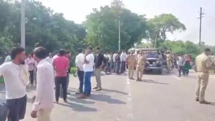 रामपुर मनिहारन: तेज रफ्तार डंपर ने बाइक में मारी टक्कर, हादसे में बाइक सवार एक युवक की मौत, एक घायल, रामपुर बड़गांव मार्ग की घटना