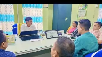 আমবাসা: ধলাই জেলার DEO অফিসে জেলা শিক্ষা দপ্তরের DEO মনোজ দেব্বর্মার সঙ্গে সৌজন্যমূলক সাক্ষাৎ করেন বিধায়ক