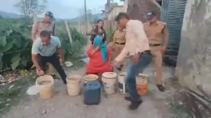 ऋषिकेश: आबकारी टीम ने ऋषिकेश में रुषा फॉर्म के दो घरों पर छापा मारा, जमुना छेत्री और माया कौर को गिरफ्तार किया