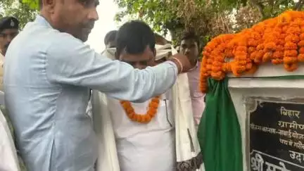 कल्याणपुर: गरीबा पंचायत अंतर्गत गरीबा गोला के पास 4 करोड़ 65 लाख की लागत से निर्माण कार्य का उद्घाटन विधायक मनोज कुमार यादव ने किया
